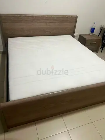 King Size Bed+Side table