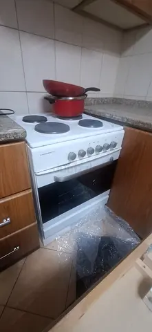 White freestanding electric cooker/oven - good working condition