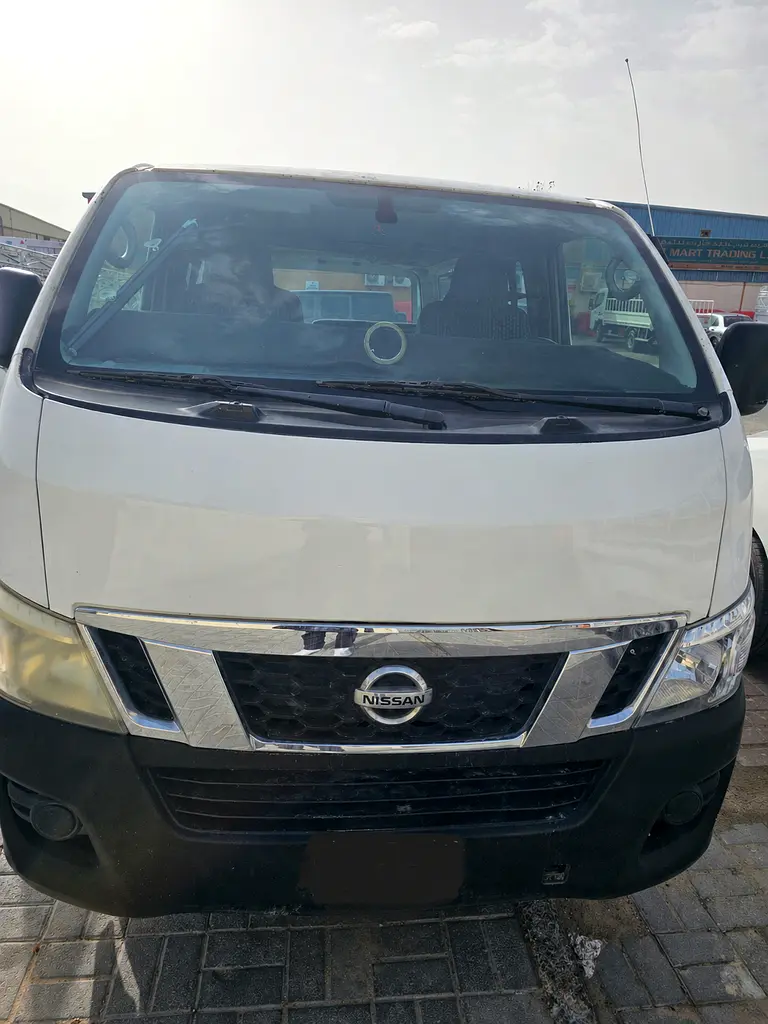 Nissan Urvan 2015 — photo 1 of 4