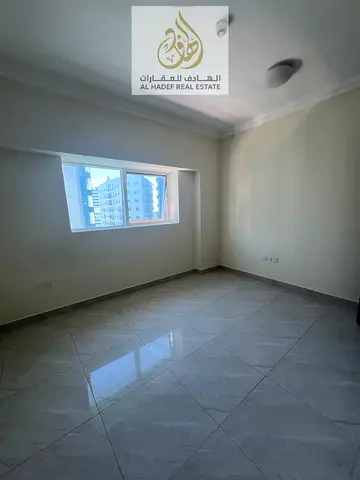 للإيجار السنوي في إمارة الشارقة منطقة المجاز 2 شقة سكنية مميزة مكونة من ثلاث غرف وصالة مع غرفة خادمة داخل موقع استراتيجي راقٍ في واحدة من أفضل المناطق