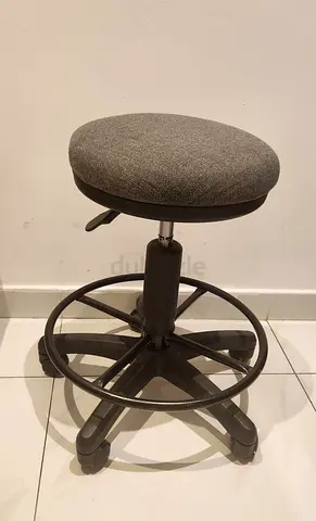 Round Chair with Roling Wheels  Adjustable Height