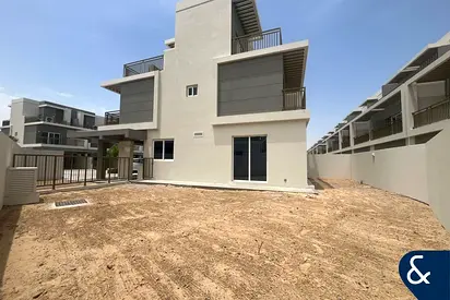 LARGE CORNER PLOT | SEMI SINGLE ROW | VACANT