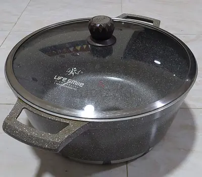 Large cooking pot