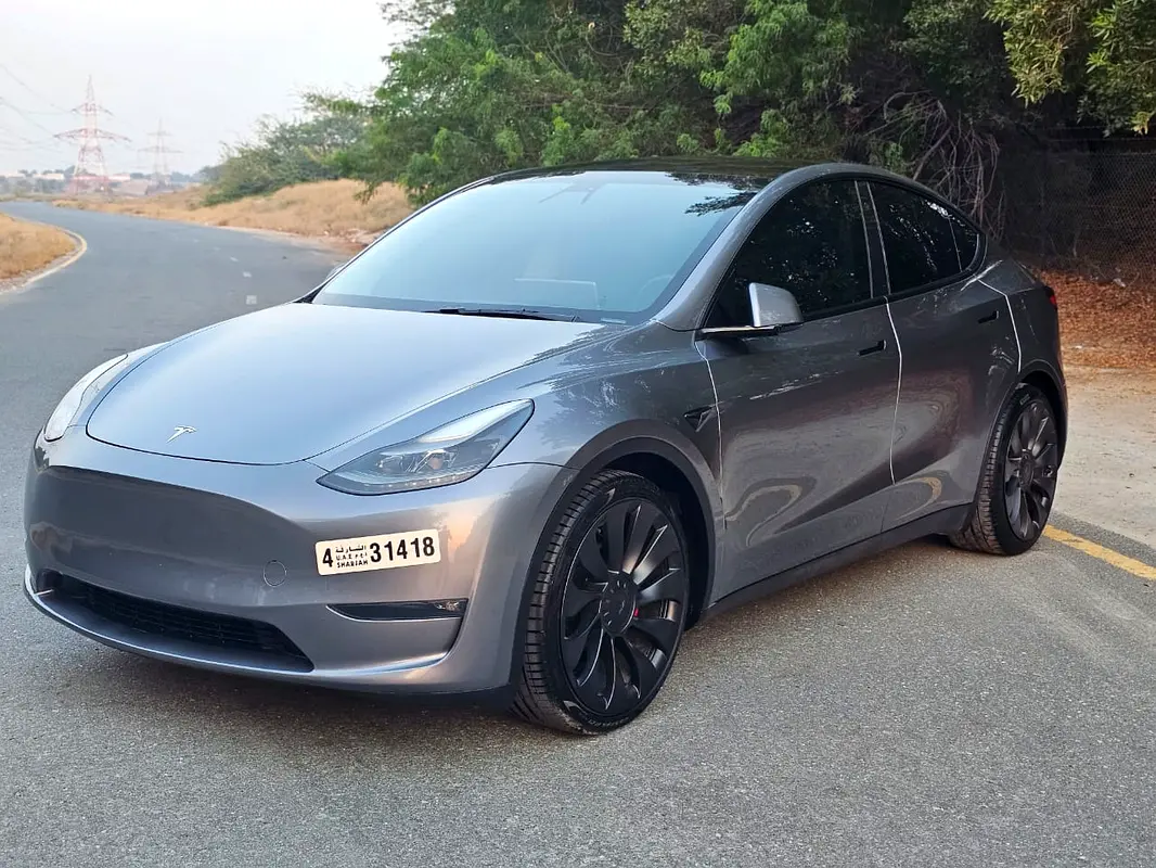 Tesla Model Y 2023 — photo 1 of 18