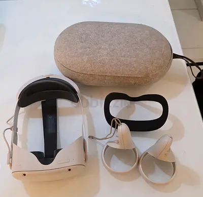 Meta Quest 2 VR Headset with Controllers and Carry Case - Good Condition