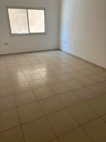 غرفة وصالة بمساحات واسعة اطلالة مفتوحة تشطيب حديث خزائن حائط موقع متميز تسهيلات في السداد