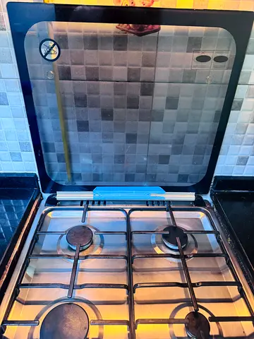 4-Burner Stainless Steel Gas Hob with Glass Lid - Good Condition