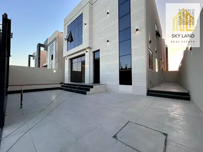 Two-story villa with a very large yard, central air conditioning, registration and ownership fees included.