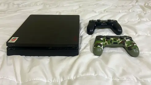 PS4 with 2 controllers, CD reader not working