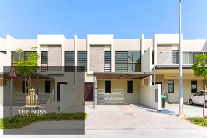 Middle Unit | Big Living Area | Closed Kitchen