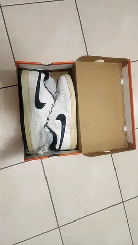 White Nike sneakers with black swoosh – used, size not specified