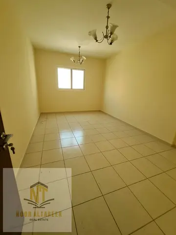 شقة للإيجار في المجاز 3 بموقع مميز وقريب من جميع الخدمات، مناسبة للأفراد أو العائلات الصغيرة الباحثين عن الراحة والهدوء. تتكون الشقة من غرفة نوم، صالة