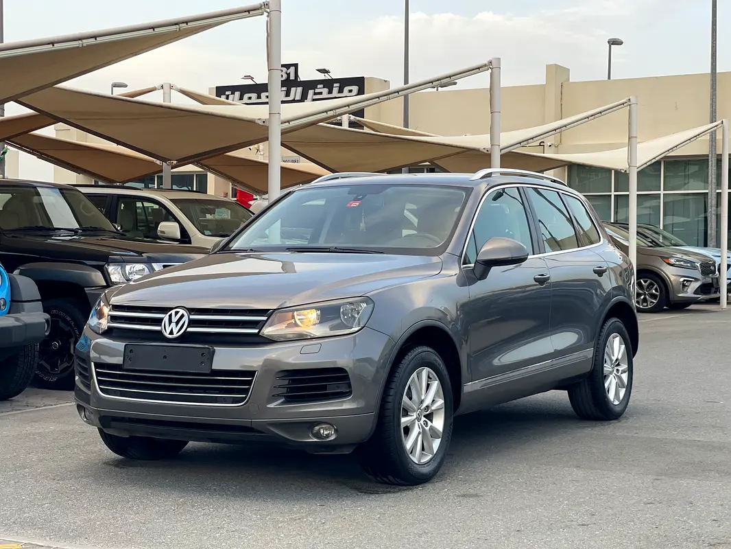 Volkswagen Touareg 2012 — photo 1 of 14