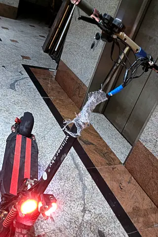 E10 electric scooter with charger