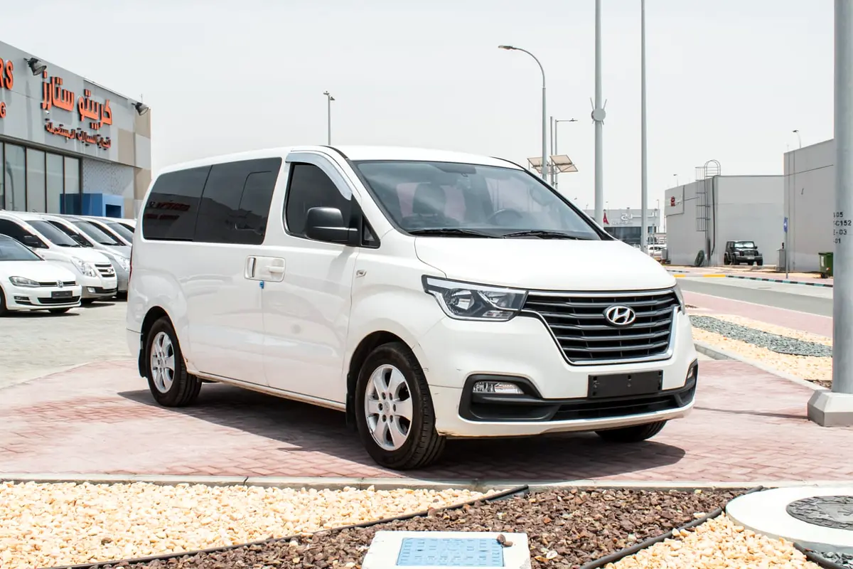 Hyundai H1 2019 — photo 1 of 14