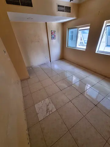 شقة غرفة وصالة للإيجار في القاسمية (المحطة)، تكييف مركزي، موقع مميز. السعر 29,000 سنوياً، 4 دفعات، تأمين 2000 كاش.