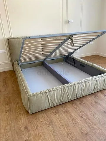 Queen storage bed with lift-up frame