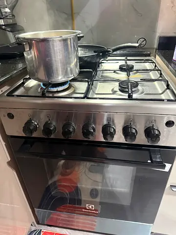 Used freestanding gas oven and stovetop (4-burner)
