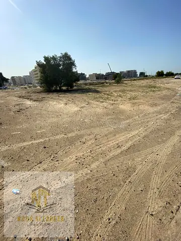 أرض سكنية للبيع – بساتين الزبير  السعر: 590,000 درهم  نظام الدفع: دفعة أولى: 290,000 درهم المبلغ المتبقي: 299,928 درهم يتم سداده على 6 أقساط  مميزات ا