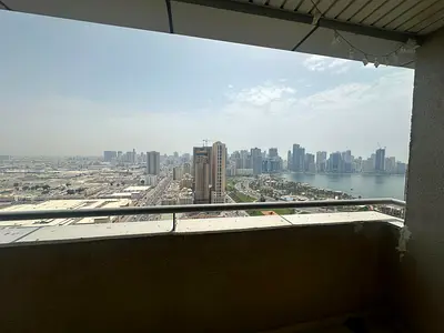 غرفتين وصالة للايجار السنوى بالشارقة | ببلكونة باطلالة مفتوحة | مع غرفة خادمة | وغرفة خزين | بلوكيشن متميز فى المجاز 2 قريب من شارع الوحدة