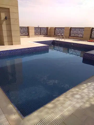 شقة استوديو واسعة مع شرفة في الجداف، بدون تبريد، الإيجار: 48 ألف فقط