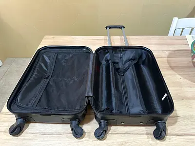Lightweight 4-Wheel Carry-On Suitcase with Telescopic Handle - Excellent Condition