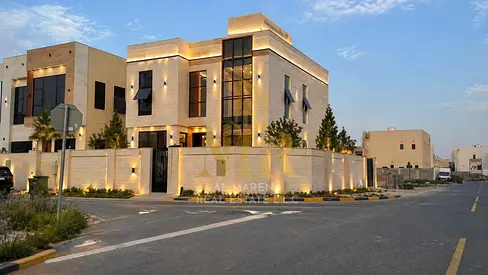 للبيع، فيلا زاويه بالقرب من المسجد. من أفخم الفلل في عجمان. طابقين وروف بناء وتشطيب سوبر ديلوكس، مساحة بناء واسعة جدًا وغرف، تملك حر.ش