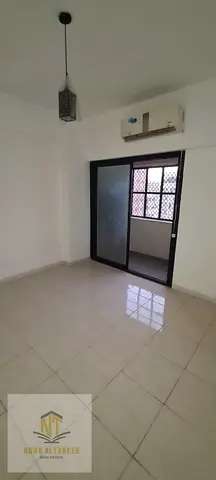 شقة واسعة ومريحة بتصميم عملي، مناسبة للسكن العائلي أو الموظفين (غير مشاركة)  ✨ تفاصيل الشقة:  غرفتين نوم بمساحات جيدة صالة كبيرة ومناسبة للعائلة 2 حما