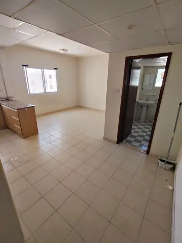 استوديو للإيجار في المجره بمساحة كبيرة ومريحة مناسب للأفراد أو الأزواج، يتميز بتصميم عملي يوفر الراحة والخصوصية، في موقع حيوي قريب من جميع الخدمات مثل