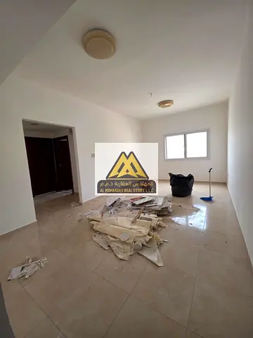 شقة متميزة (غرفتين وصالة) بمساحة كبيرة جداً في منطقة الجرف 2. الشقة تقع في بناية نظيفة جداً ومخصصة حصرياً للعائلات، مما يوفر بيئة سكنية هادئة وآمنة.