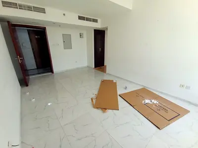 شقة غرفتين وصالة - مساحة كبيرة - اطلالة مفتوحة - جيم - موقف سيارة خاص - خزائن بالحائط - للايجار السنوي بالمجاز 3 بجوار جميع الخدمات ومخارج دبي وابوضبي