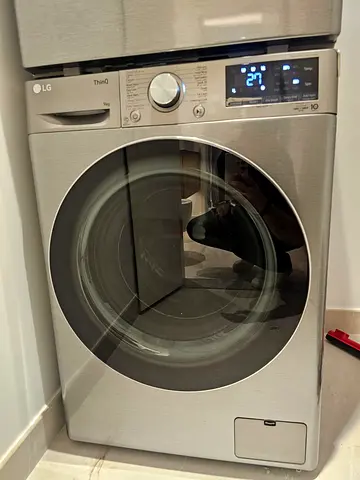 LG Thinq Washing Machine Letest Model (9kg) - Silver, Good Condition 60/60 Cm