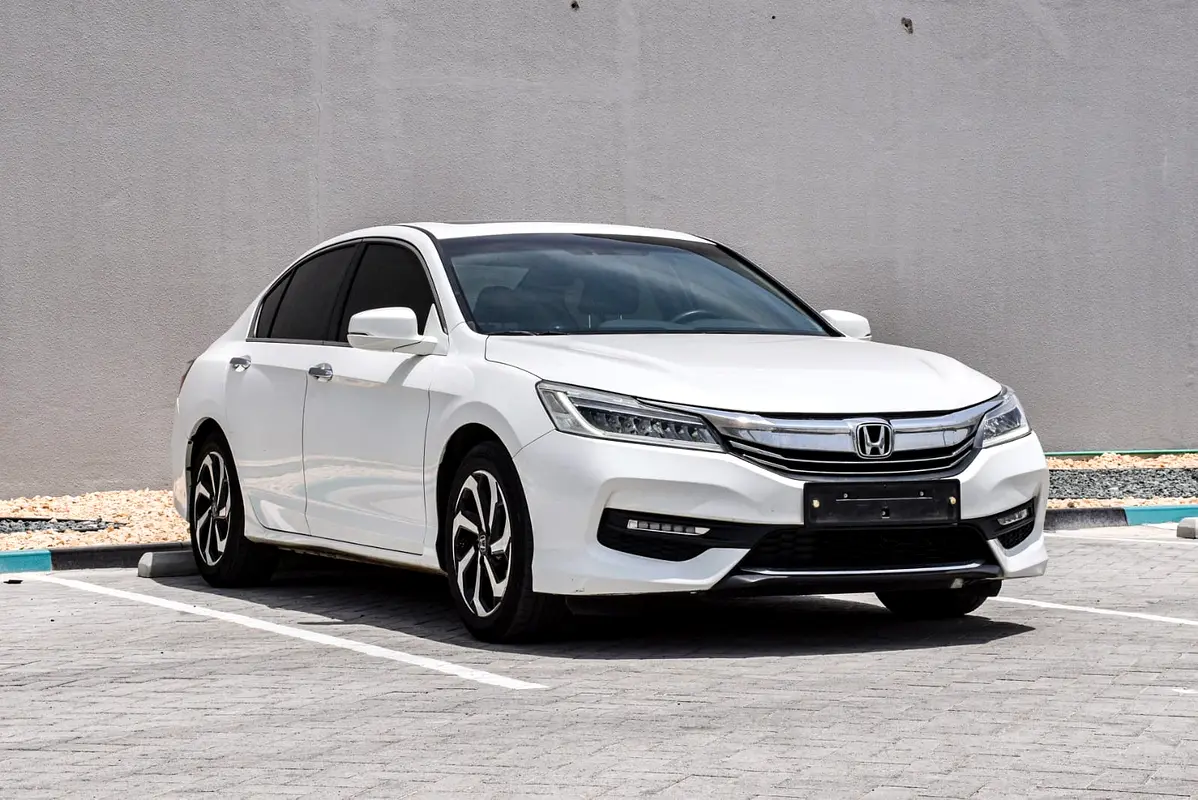 Honda Accord 2017 — photo 1 of 18