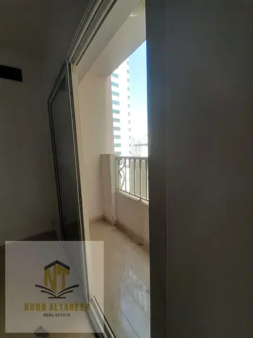 شقة للإيجار السنوي – منطقة التعاون فرصة مميزة للسكن في شقة واسعة ومريحة بموقع استراتيجي في منطقة التعاون، مع سهولة الوصول إلى دبي والمناطق الحيوية الأ
