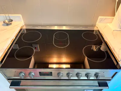 Hisense latest model 5 burner electric cooker same like new condition