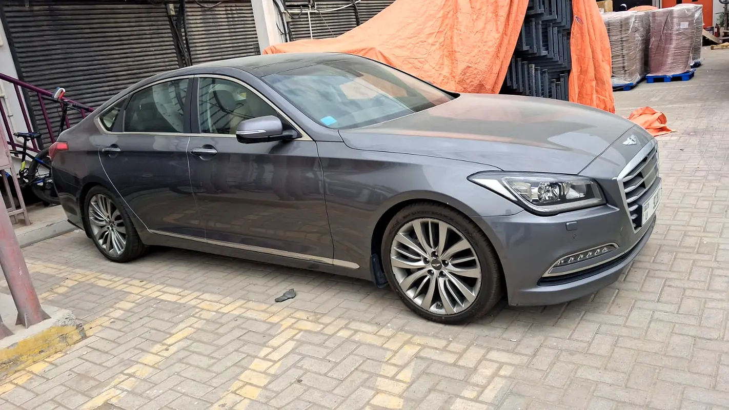 Genesis G90 2016 — photo 1 of 4