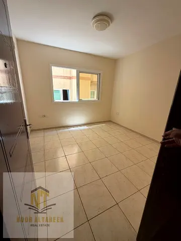 استوديو للإيجار – القاسمية (منطقة الند)  استوديو بمساحة واسعة متوفر للإيجار في موقع مميز بمنطقة القاسمية – الند، يتميز بتصميم مريح مع مطبخ منفصل يوفر