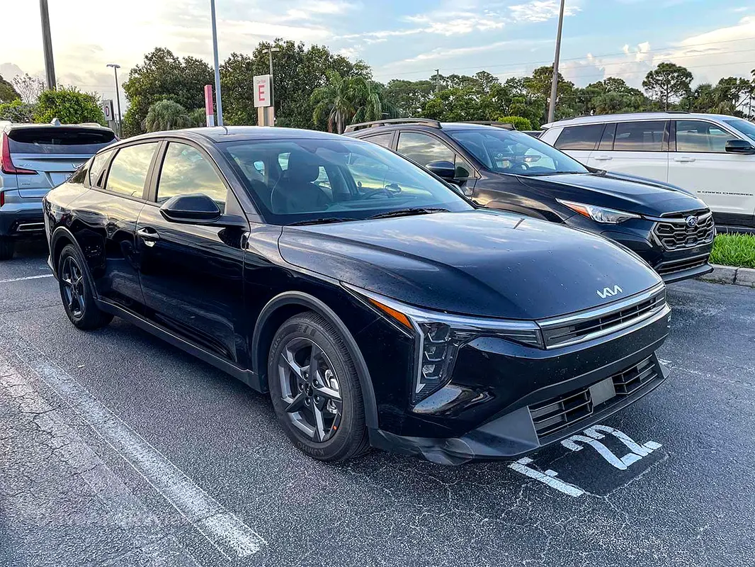 Kia K4 2025 — photo 1 of 11