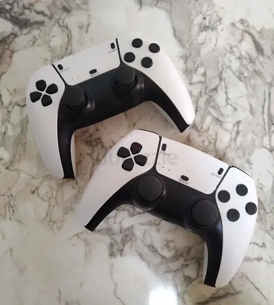 PS5 Wireless Controllers (White) – Clean Condition – Power On