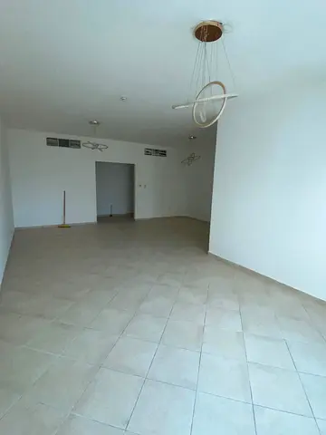 3  غرف وصاله أكبر مساحه في الشارقه  النباعه تكييف مركزي مع خزائن بالحائط على شارع رئيسي وبالقرب من سوبرماركت لولو شقه مميزه جدا تصديق على المالك