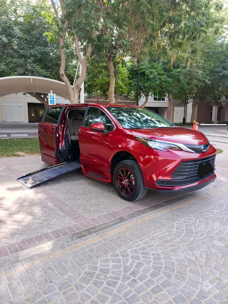 Toyota Sienna 2022 — photo 1 of 10