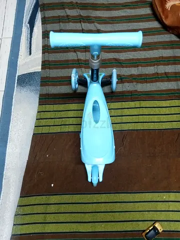 Light blue 3-wheel toddler kick scooter - good condition