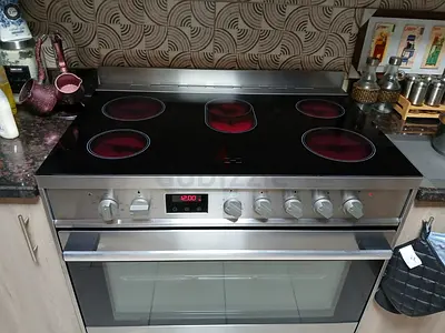 Hisense five burner cooker electric ceramic 90cm