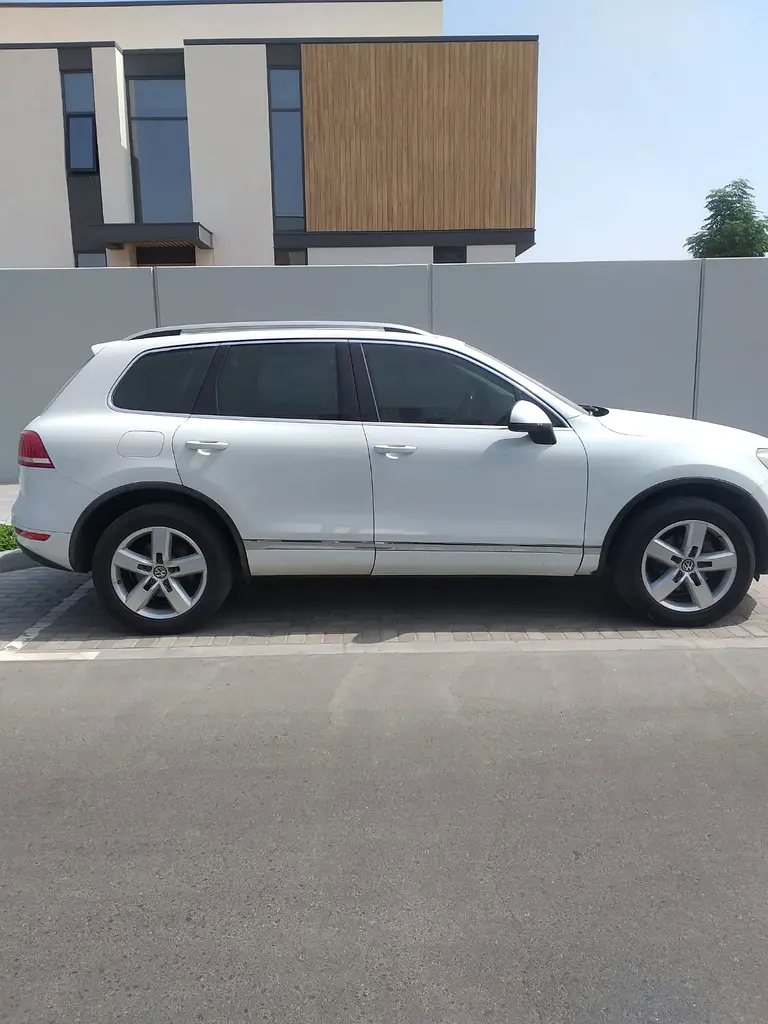 Volkswagen Touareg 2015 — photo 1 of 5