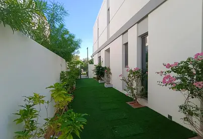 Specious Layout 4 Bed Townhouse | Near Amenities | Corner Unit