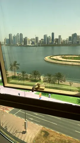 كون الشقة من أربع غرف نوم بمساحات كبيرة جداً تناسب العائلات الكبيرة وتوفر راحة تامة لكل أفراد الأسرة بالإضافة إلى صالة واسعة جداً مناسبة للمعيشة اليوم