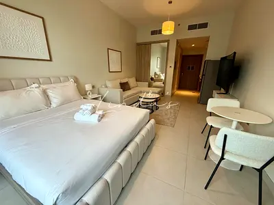 Ready to move-in | Pool view| Bright interior