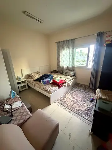 غرفه وصاله تكييف مركزي شقه عائليه مميزه على شارع الوحده مساحه واسعه موقع مميز قري من جميع الخدمات والاحتياجات