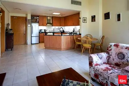 Vacant on Transfer I Near Metro I Balcony