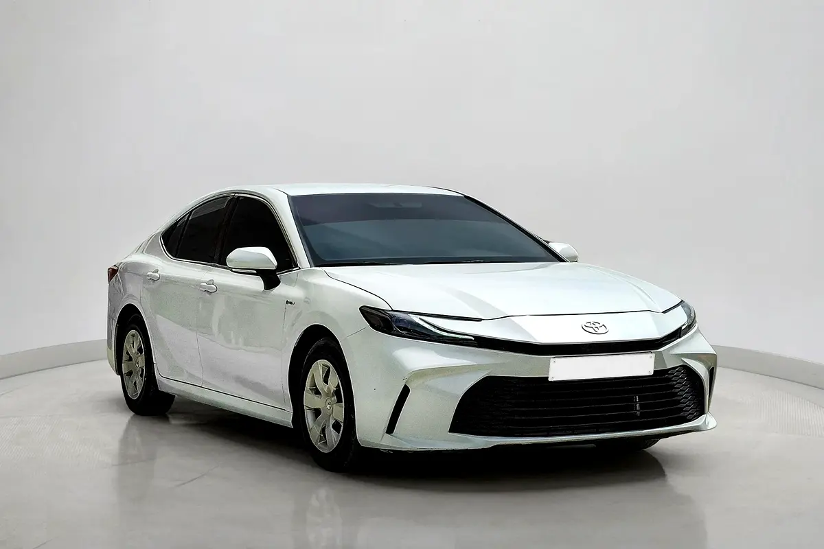 Toyota Camry 2025 — photo 1 of 12